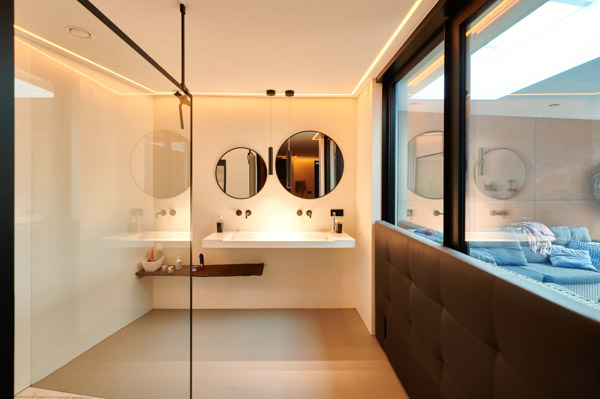 Vochtbestendig spanplafond in moderne badkamer met verlichting
