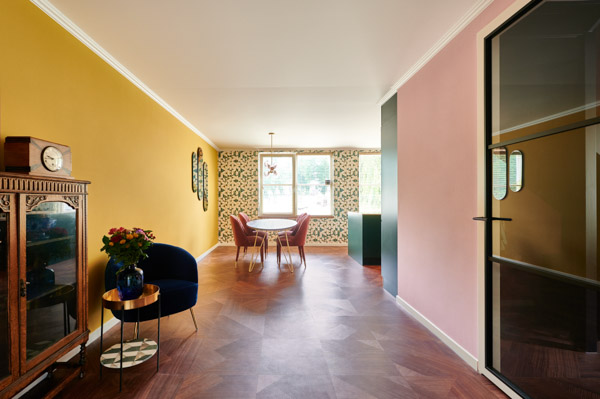 Creatief spanplafond in kleurrijk huis met klassieke plafondlijst