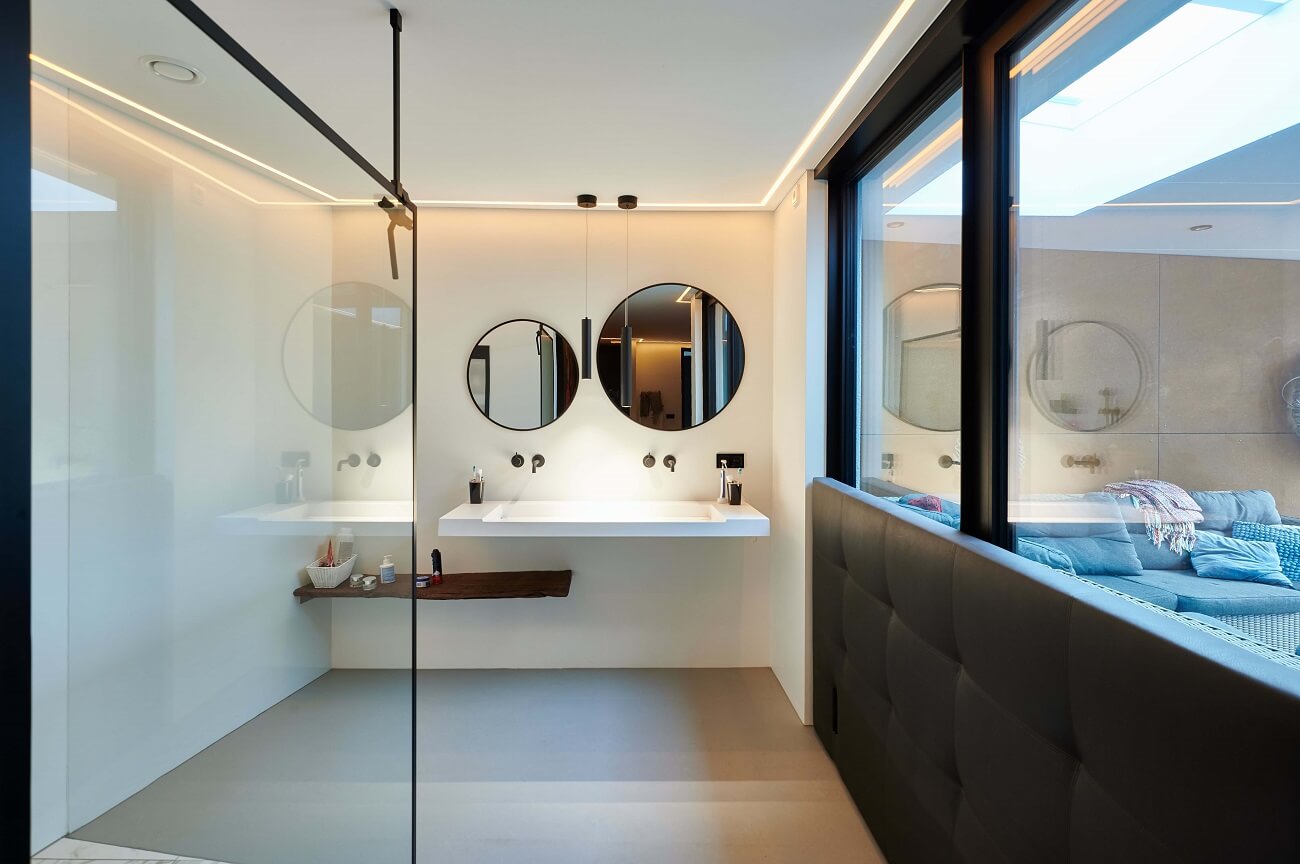 Vochtbestendig spanplafond met led-strip en hanglamp in moderne badkamer